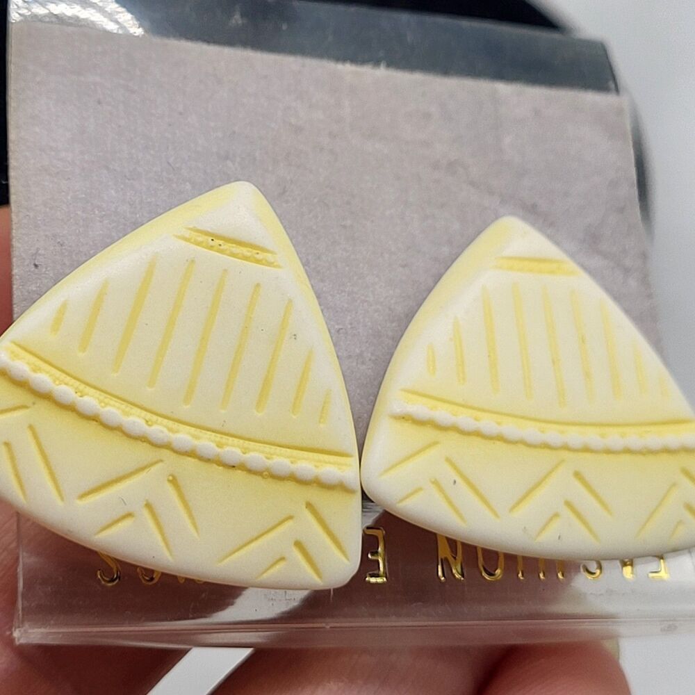 Vintage 80s Art Deco Revival Engraved Triangle post stud Earrings Acrylic 1in